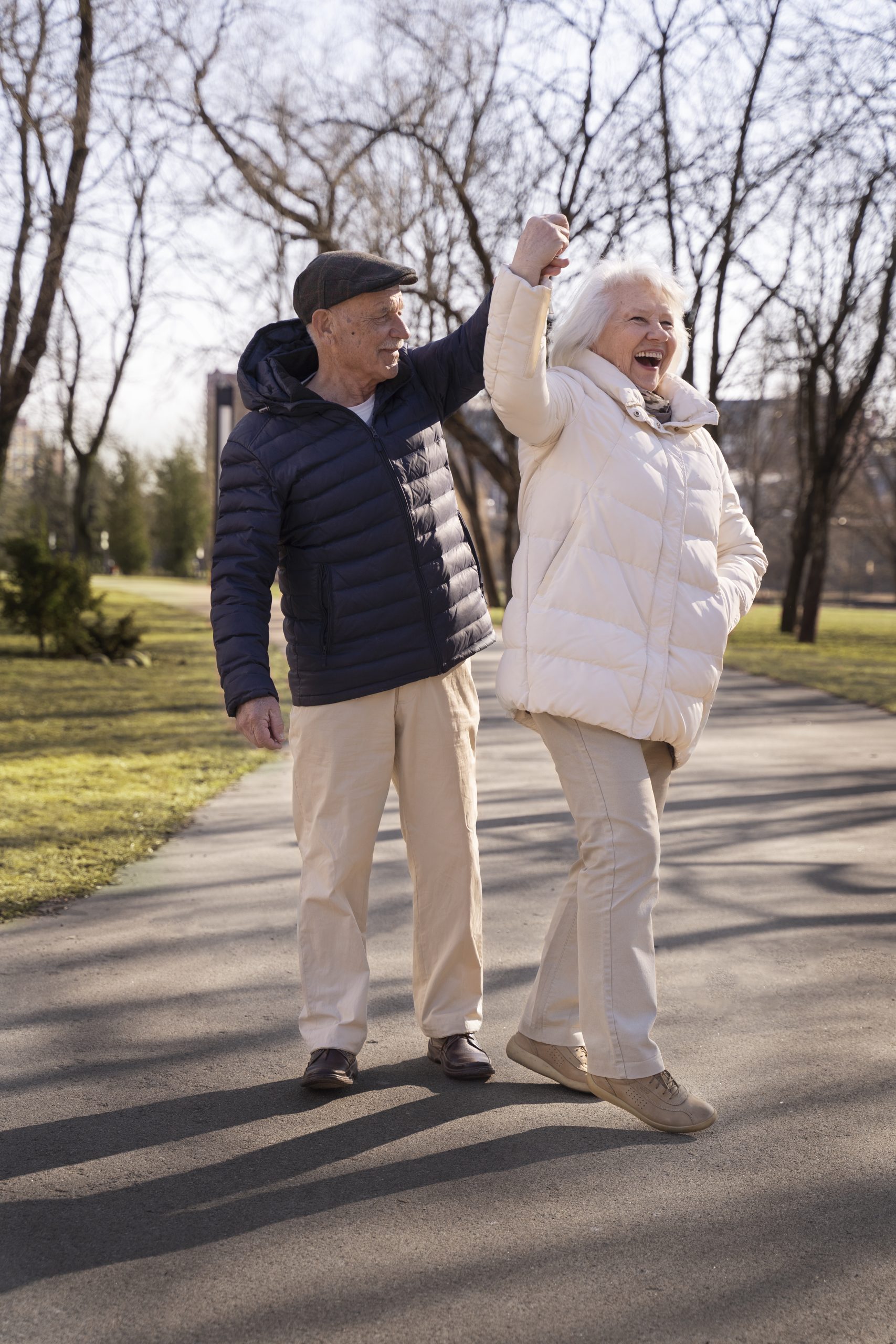 full-shot-happy-senior-people-holding-hands